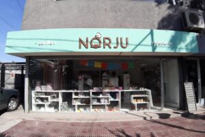 Cotillón y Reposteria Norju Globos Con Helio Arreglos Ambientaciones Con Globos Candy Bar Persoanlizados